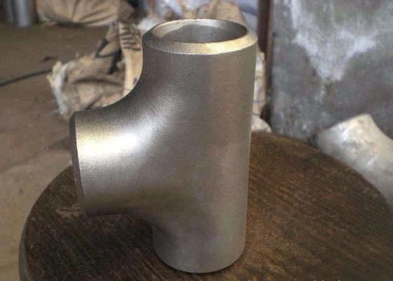 8&quot; 1.5d 90 negro de Wpb del codo del acero A234 del grado que pinta la instalación de tuberías soldada con autógena