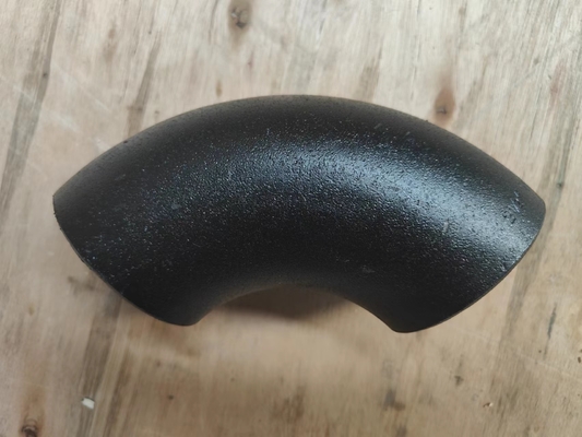 El extremo de acero suave estándar del codo de Jis soldó con autógena la pintura negra Q235 de las instalaciones de tuberías